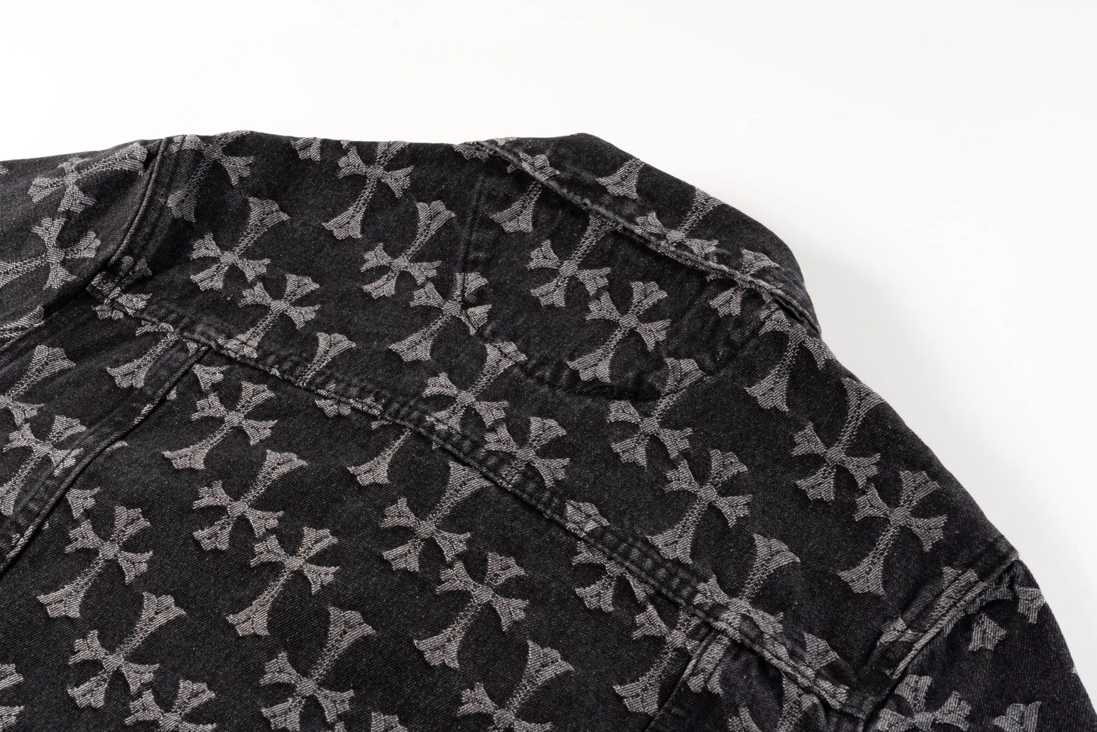 P240 Chrome Hearts double-sided heavy-duty denim jacket with LOGO jacquard and dark pattern printed all over. The same style as the Internet celebrity star. The cross-printed denim jacket has a unique cross design element and all-over printing, which is full of design. It is made of 100% denim cotton fabric with heavy coarse yarn count, which ensures a stiff and tough silhouette while being soft, comfortable and breathable. The lapel is designed with silver buttons and is full of texture. The classic white cross logo is all over the dress, making it a perfect versatile style for spring and summer! Customized jacquard fabric, you can wear it in various styles. This gender-neutral shirt is a must-have for nightclubs. It can be worn as a jacket for both men and women. It can be easily worn by both men and women! The original loose version is made of high-quality pure cotton fabrics. The fabric pattern is high-definition and delicate without burrs. It is comfortable and breathable to wear. All the buttons are molded and customized. It is casual and fashionable and can be matched with any bottoms. It can be windproof and sunproof in spring and summer. It can be worn outside in autumn and winter! Easily concave shape makes you look slimmer and taller, perfect for both men and women! Style number: 1649# Color: Black Size: S M L XL
